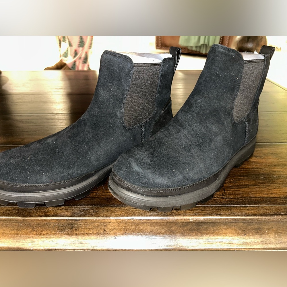 Brand new never worn Men’s Premiere Chelsea Black Ugg Boots!